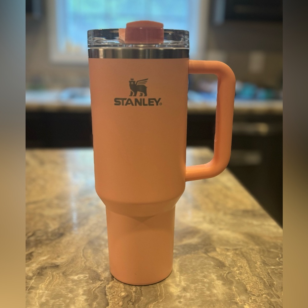 Stanley 40oz Stainless Steel H2.0 Flowstate Quencher Tumbler Peach